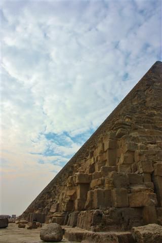 Die Ostseite der Cheopspyramide mit langsam aufklarendem Himmel