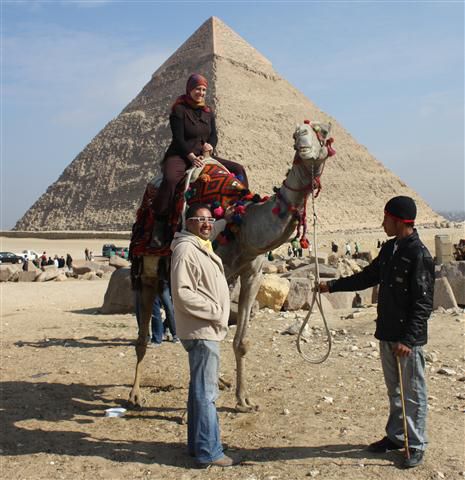 Das grinsende Kamel namens "Michael Douglas", Mostafa, Tarek und ich vor der Chephrenpyramide