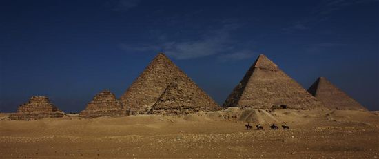 Im Vordergrund die 3 kleinen Pyramiden der Königinnen, dahinter (von links nach rechts) die Pyramiden Mykerinos, Chephren und Cheops.