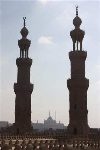 Der Blick vom Dach der Al Mu'Ayyad-Moschee auf Bab Zuweila und Alabastermoschee im Hintergrund.