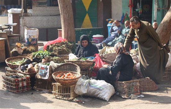 Frauen, die Gemüse auf dem Markt verkaufen.