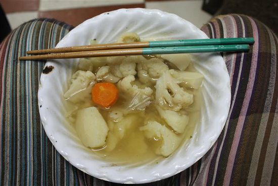 Japanischer Eintopf mit Blumenkohl, Rindfleisch und Kartoffeln