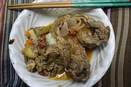 Ägyptischer Eintopf mit Hackfleisch, Tomaten, Erbsen, Bohnen und japanische Hühnerpfanne