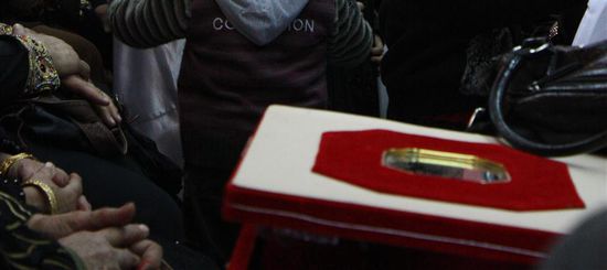 Die Frauen bewachen den Brautschmuck