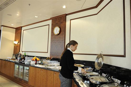 In der Emirates Lounge am Flughafen in München