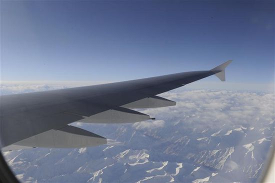 Der wunderbare Ausblick aus der Skybar im Airbus A380 von Emirates auf Tibet!