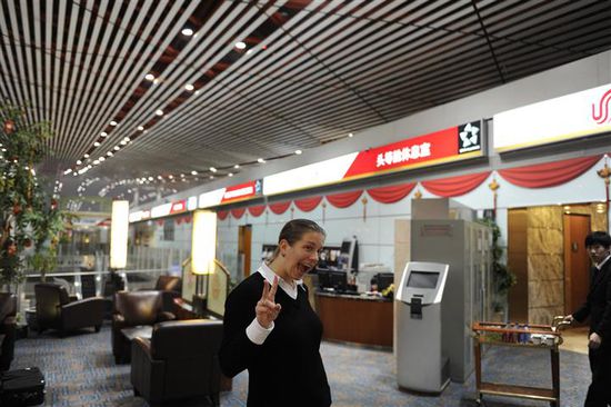 Schon sehr übermüdet und trotzdem zu Späßen aufgelegt in der First Class Lounge von Air China am Flughafen in Peking