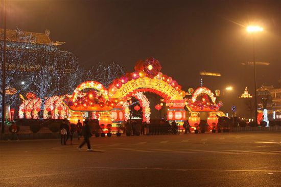 Bunte Laternen zur Feier des Jahres des Hasen vor dem Südtor