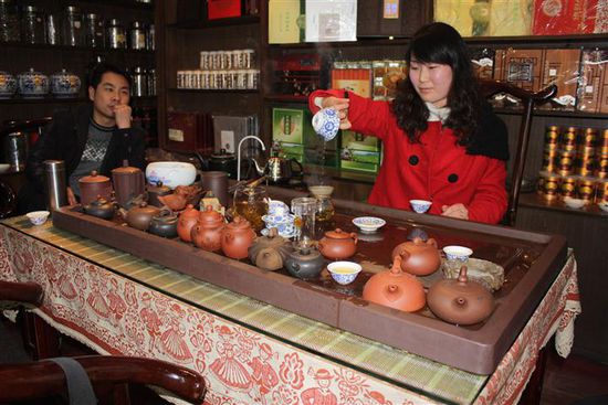 Ruby bei der Zubereitung eines Grünen Oolongs.