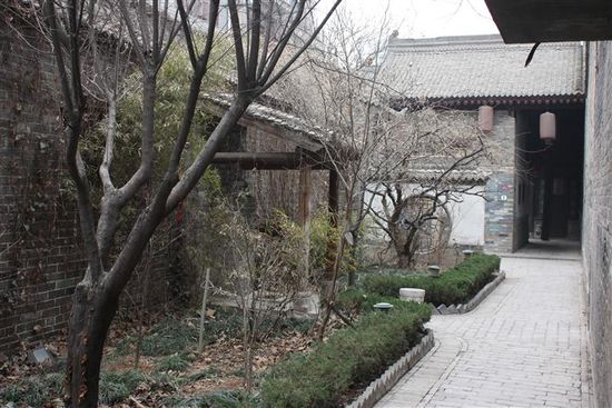 Einen kleinen Garten gab es auch. Es war schon erstaunlich, wie ruhig es innerhalb der Mauern doch war, denn draußen fand das hektische Leben einer Millionenstadt statt. Hier steht die Zeit noch still.