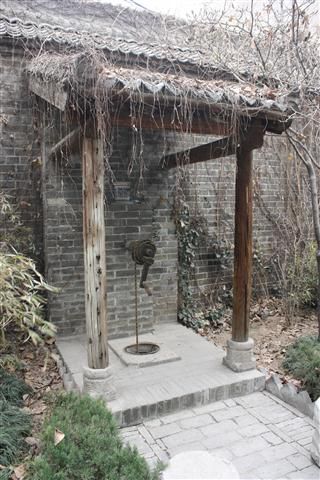 Ein Brunnen darf auch nicht fehlen.