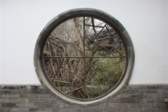 Ein typisches Loch in einer Mauer. Ich tippe darauf, dass das mit den Seelen der Verstorbenen zu tun hat oder mit irgendwelchen Geistern. Schön ist es allemal!