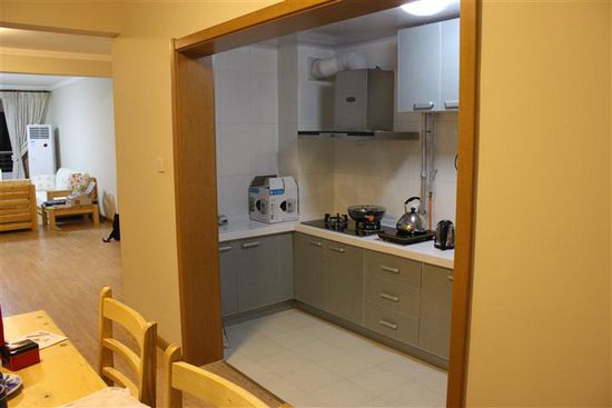 Die Küche von der Essecke aus gesehen.