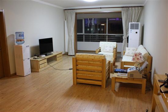 Das Wohnzimmer mit dem etwas verwirrenden Fernseher. Papa meinte, er müsse einfach wild auf der Fernbedienung rumdrücken um was zu sehen. Falsch gedacht, es hat nämlich erstmal gar nix mehr funktioniert - am Ende mussten wir es uns erklären lassen, wie man den Fernseher richtig bedient. Auch bei Reiskocher und Klimaanlagen/Heizlüftern ist es mit der chinesischen Beschriftung nicht immer einfach den richtigen Knopf zu finden.