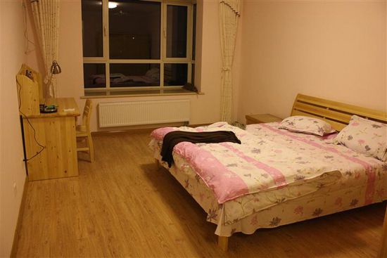 Papas großes Schlafzimmer mit breiter Fensterbank und viel Platz.