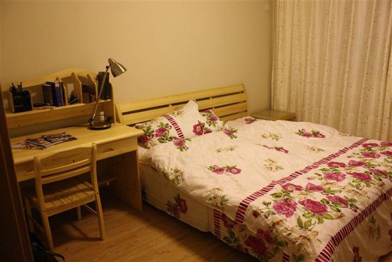 Mein "kleines" Schlafzimmer; weniger Platz, dafür aber sehr gemütlich.