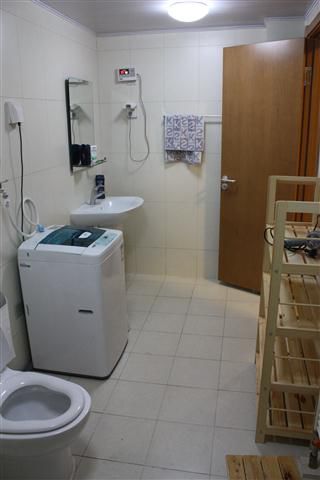 Ich habe zwar das kleinere Zimmer, dafür aber das größere Bad! Bild ist aus der Dusche aufgenommen. Das Wasser wird übrigens über eine Solaranlage aufgeheizt!