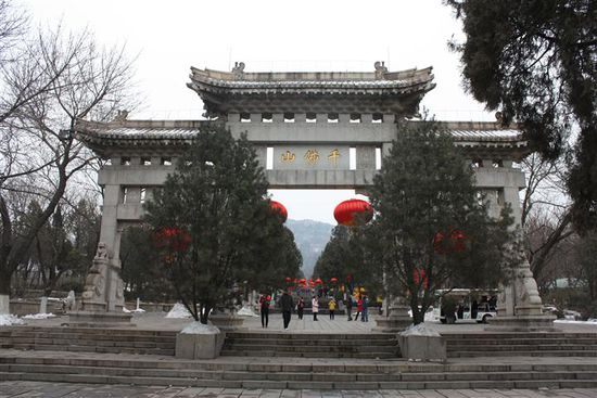 Man betritt das Areal durch dieses Tor...