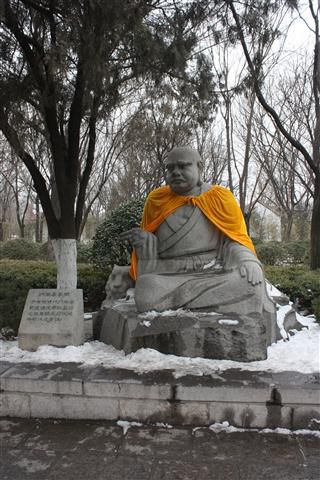 ... und der Weg der folgt, wird links und rechts von Buddha Statuen flankiert, ...