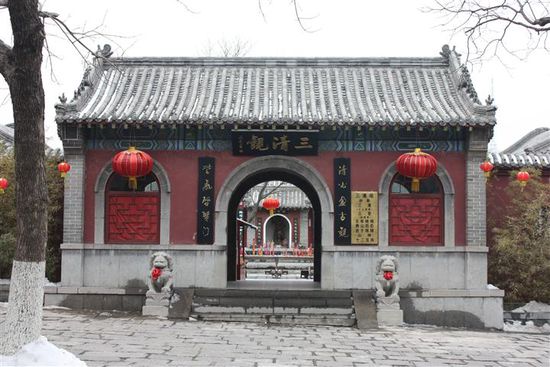 Überall gibt es kleinere und größere Tempel in denen die Besucher Räucherware anzünden und zu den Göttern beten.