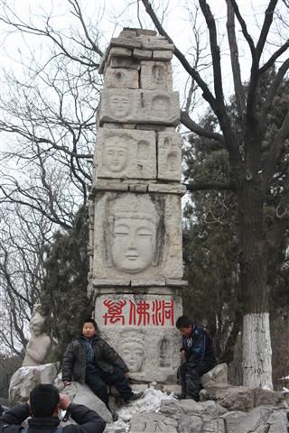 Diese Buddha-Säule eignet sich nicht nur zum anbeten, sondern auch als Fotomotiv für den Ausflug mit den Kindern.