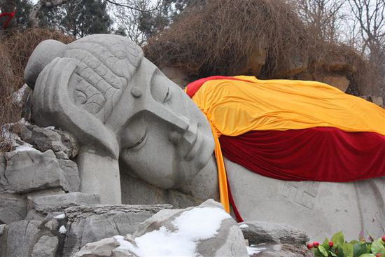 So ein Buddha wird schon auch mal müde und legt sich zum Schlafen hin. Daher gibt es auch diese große Statue des schlafenden Buddhas. Swastikas sieht man hier übrigens häufig an den Tempeln oder Statuen, immerhin handelt es sich hierbei um ein Jahrhunderte altes Zeichen.
