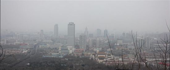 ... denn trotz des trüben Wetters hat sich der Ausblick auf Jinan gelohnt. Von hier oben hatte man nicht nur den weitläufigen Ausblick auf die Umgebung, ...