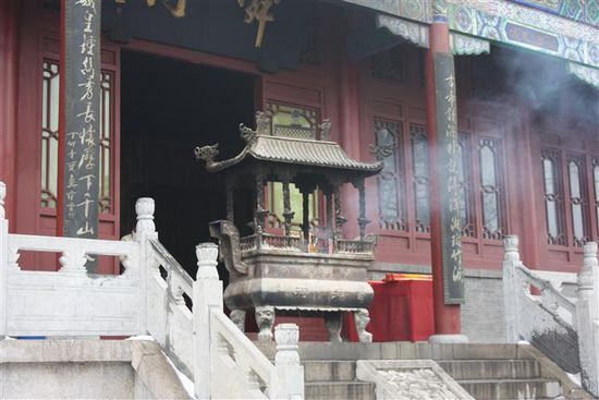 So sieht ein Altar für Rauchopfer aus; hier brennen unzählige Räucherstäbchen ab. Anschließend betritt man den Tempel um dort zu beten.