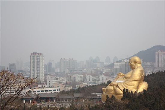 Hier wacht der goldene Buddha über Jinan. Ich ging nun wieder bergab und lief in Richtung des goldenen Buddhas, ...