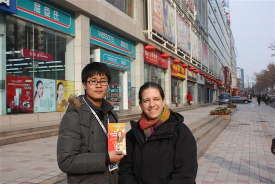 Ein paar Blocks weiter sprach mich dieser junge Herr, Leon, an, ob ich nicht in Jinan Englischunterricht geben wolle. Da bin ich kaum einen Tag da und habe schon ein erstes Jobangebot. Fängt ja schon mal gut an!