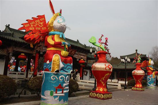 Da erst vor wenigen Wochen das chinesische Neujahrsfest stattgefunden hat, sind überall noch bunte Hasenfiguren zu sehen; immerhin befinden wir uns jetzt im Jahr des Hasen!