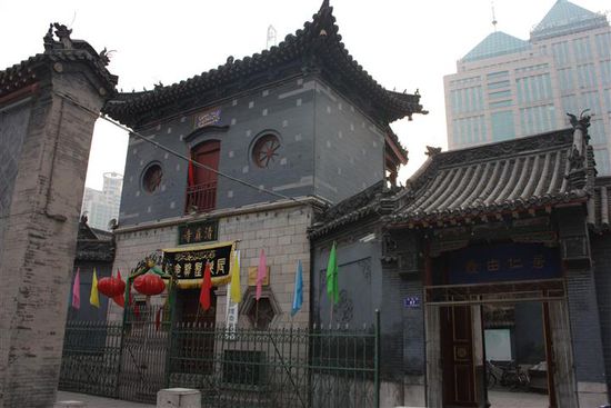 Hier der Eingang zur Moschee, ganz anders als das, was ich aus Ägypten kenne.