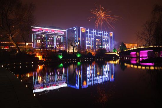 und wenn es dann noch Wasser und Feuerwerk gibt, dann sieht es noch um einiges spektakulärer aus.
