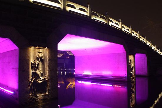 Selbst die Brücken sind hier alle beleuchtet. Die Farben wechseln von lila zu blau zu rot und grün wieder zu lila.