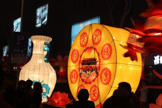 Beim Laternenfest gibt es selbstverständlich auch die ein oder andere bunte Laterne zu bestaunen,. Nicht wie bei uns die kleinen Kinder mit ihren kleinen Laternen,...