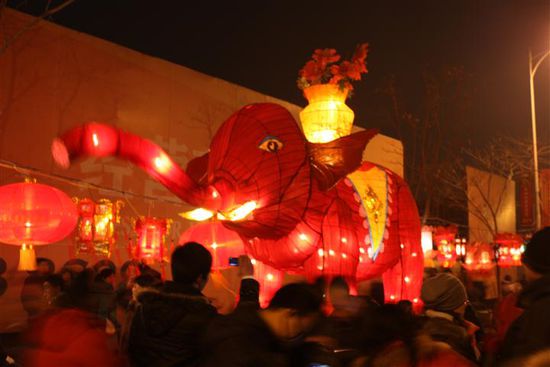 Rot und Gelb waren Farben, die immer wieder vorkamen. Wunderschön! Es waren auch unglaublich viele Leute unterwegs und ständig zündete jemand irgendwo noch ein weiteres Feuerwerk.