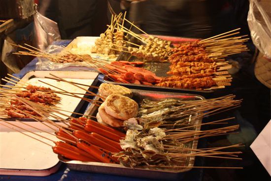 Nachdem wir uns an den Laternen sattgesehen hatten ging es noch auf den Night Market, wo es alle möglichen Gerichte am Spieß zu kaufen gibt. Wurst, Fleisch...