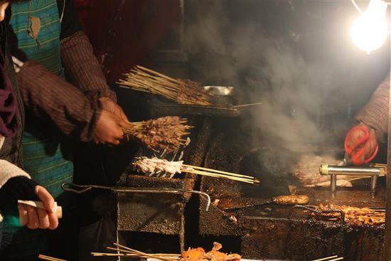 auf den Grill gepackt. In den Gassen des Night Markets reiht sich ein Stand an den nächsten und an jedem reihen sich die Kunden ein um für wenige Yuan einen kleinen Mitternachtssnack zu erwerben.
