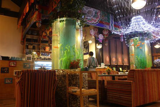 Wir zogen es aber vor noch einen Tee trinken zu gehen, denn gegessen hatten wir ja bereits genug. In diesem gemütlichen Café gönnten wir uns zu später Stunde noch ein Kännchen Tee und einen Saft. China ist ja sozusagen DAS Land des Tees, da sollte man meinen, dass so ein Tässchen relativ günstig zu haben ist. Die Rechnung belief sich aber auf stolze 250 Yuan (ca. 28€)!!! Ganz so teuer ist es aber normalerweise nicht, eine Tasse Tee kostet normalerweise so 10-30 Yuan, je nach Sorte und Qualität. Wobei man immer unbegrenzt heißes Wasser zum Nachfüllen bekommt.