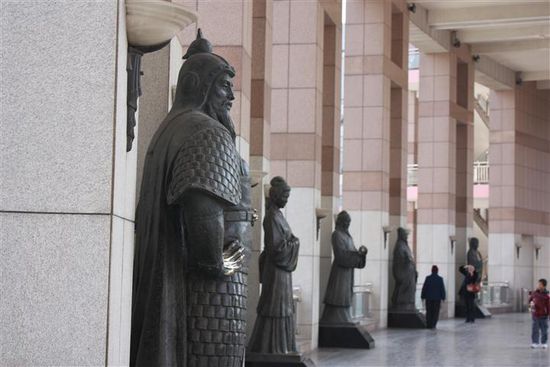 Hier sieht man den Portikus mit den verschiedenen Statuen.