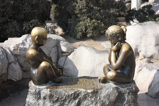 So zum Beispiel auch zwei Kinder beim Brettspiel.