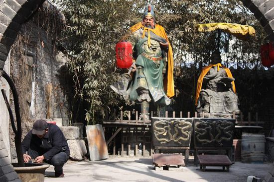 Neben dem Tempel, innerhalb der Mauern, stehen auch diese beiden Statuen. Wie bereits die Buddha Statuen am Thousand Buddha Mountain tragen auch die zwei hier gelbe Mäntel. Wozu der rechte wohl einen Sonnenschirm hat??
