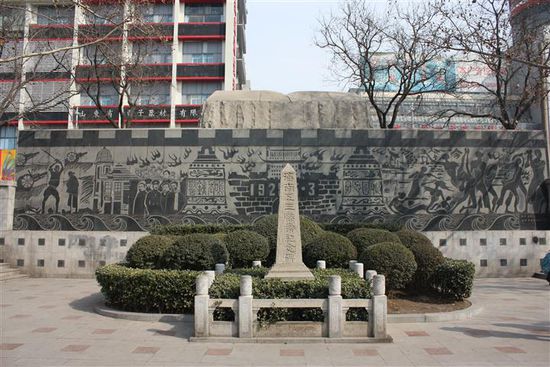 und vorbei an diesem Obelisk, der Erinnerungen an Ägypten und Rom weckt...  *schwelg*