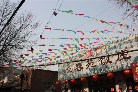 Auch in kleinen Seitenstraßen sieht man überall bunten Schmuck! Schön, wie die Fähnchen so im Wind flattern.