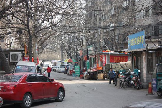Zur Abwechslung mal keine nagelneuen mehrstöckigen Apartmentgebäude, sondern die guten alten Mehrfamilienhäuser aus der Hochzeit des Kommunismus. Die sind in etwa genau so schön anzusehen wie die Plattenbauten in der ehemaligen DDR.