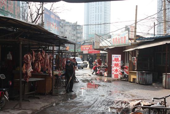 Wer bekommt da nicht Lust auf ein saftiges Steak??? Wie man im Hintergrund sehen kann sind neue und alte Viertel direkt nebeneinander. Es ist allerdings nur noch eine Frage der Zeit, bis auch die alten Hütten abgerissen werden und durch moderne Gebäude ersetzt werden.