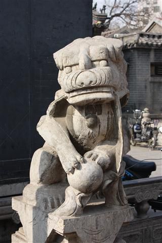 Und noch so eine Wächterstatue. Hier (glaube ich) allerdings ein Drache. Dieser sitzt vor einer alten chinesischen Moschee.
