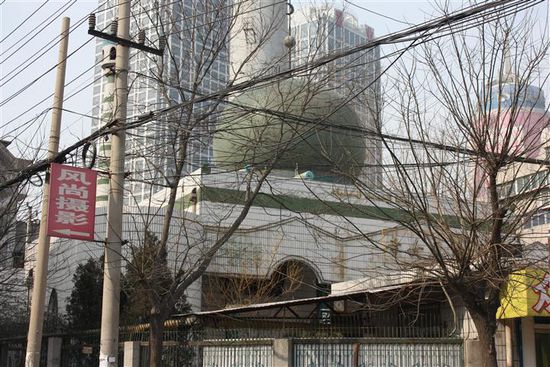 Es gibt aber nicht nur alte Moscheen im chinesischen Stil, sondern auch neuere, wie diese hier. Ein Minarett gab es hier auch, das hat allerdings nicht mehr mit aufs Bild gepasst.