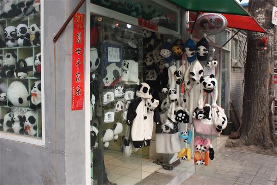 Ein Laden, in dem es ausschließlich Sachen mit Pandas drauf gibt. Kuscheltiere, Kulis, Rucksäcke, Mützen, Hausschuhe, etc.