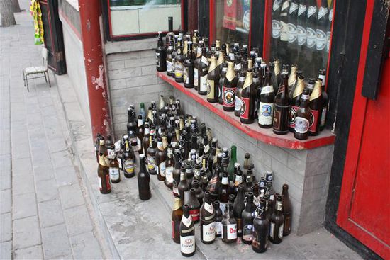 Noch mehr Deko. Auffallend ist hier, dass es sich fast ausschließlich um bayerisches Bier handelt! Schaut nach einer super Party aus 